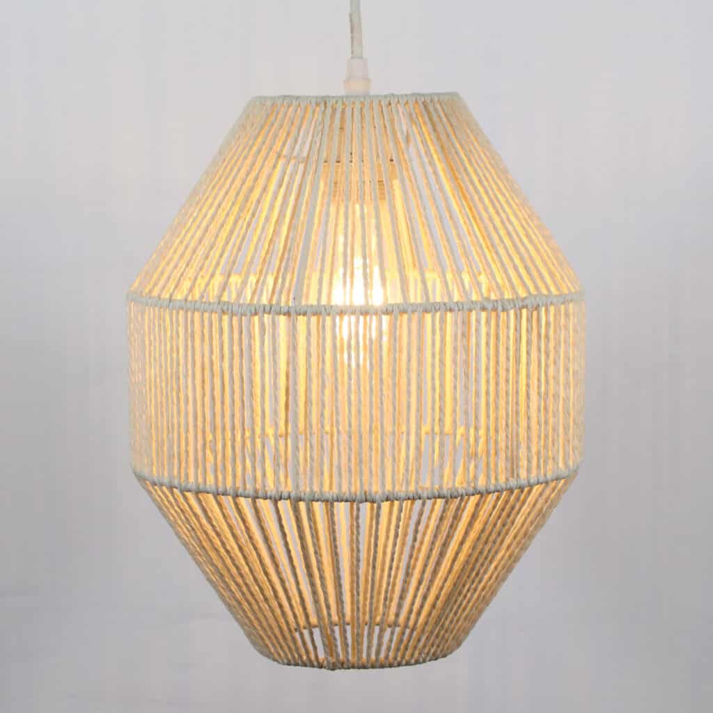 Lámpara de fibra natural en tono beige con luz cálida. Ideal para decorar espacios con estilo rústico y elegante.