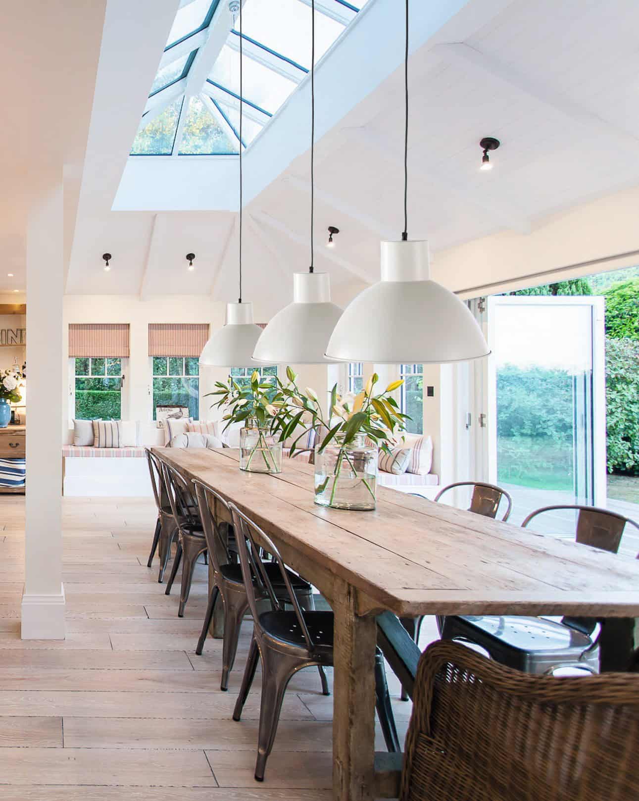 Amplio comedor con iluminación natural y decoración moderna en ElsBanys.