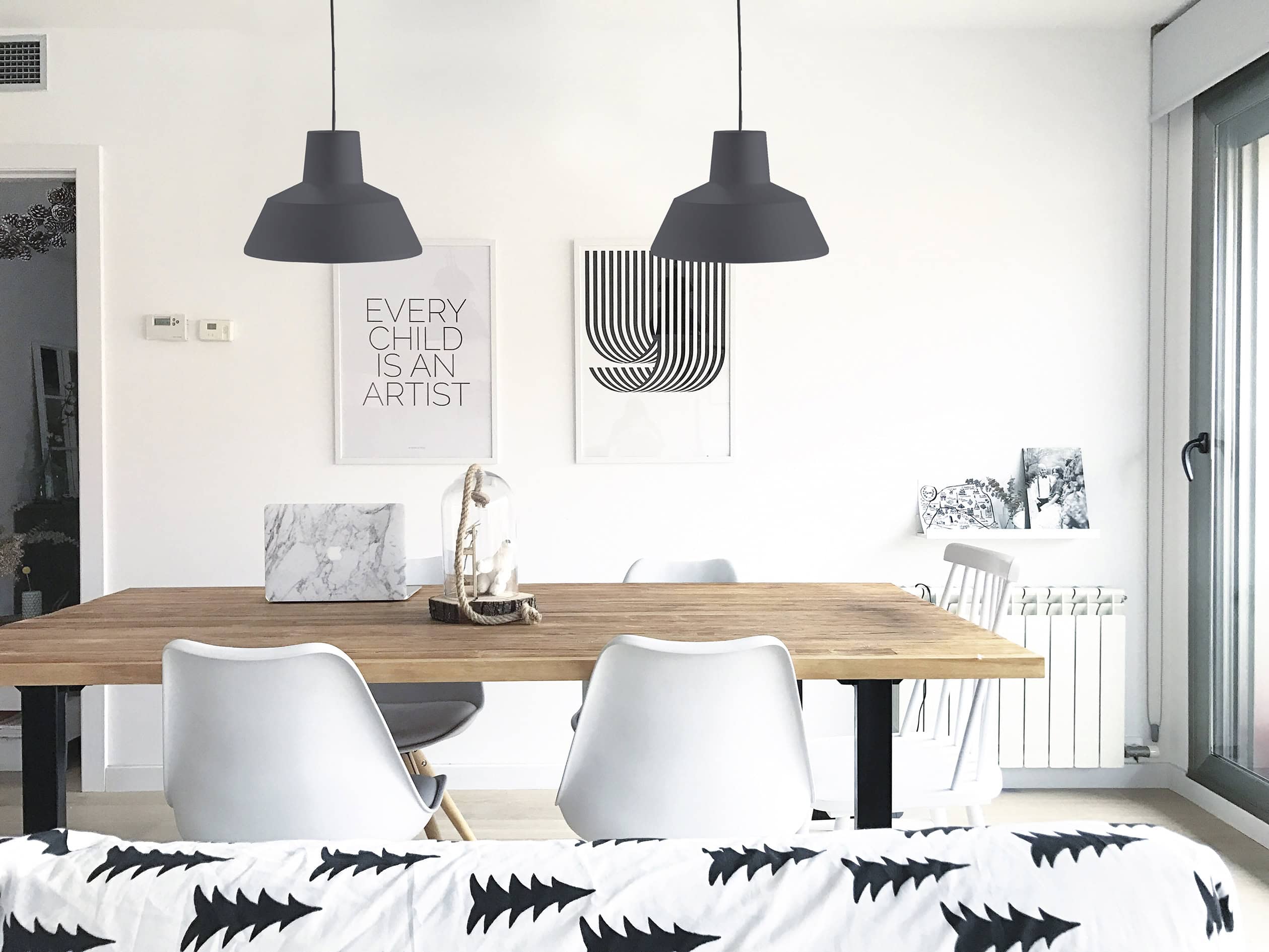 1. Salón de comedor moderno con decoración minimalista y iluminación de estilo escandinavo.