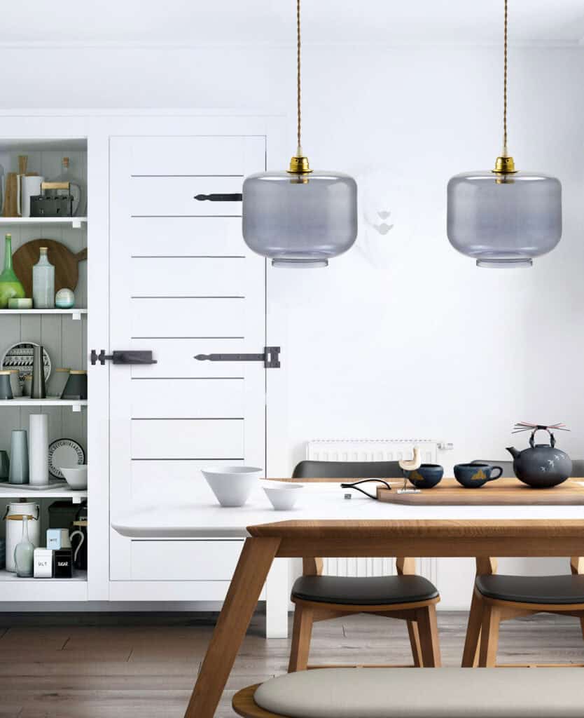 Lámparas de cristal en estilo minimalista en comedor moderno.