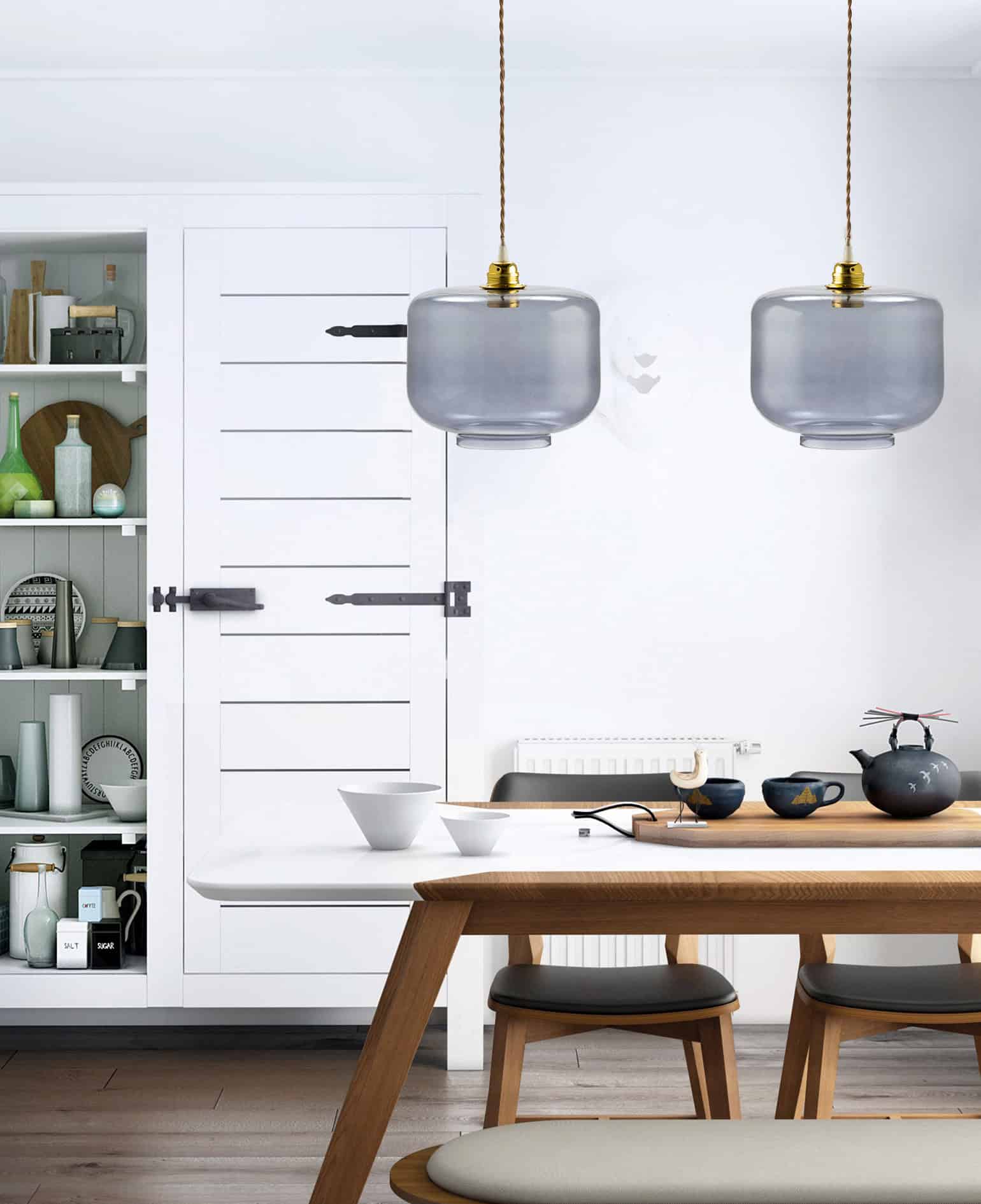 Lámparas de cristal en estilo minimalista en comedor moderno.