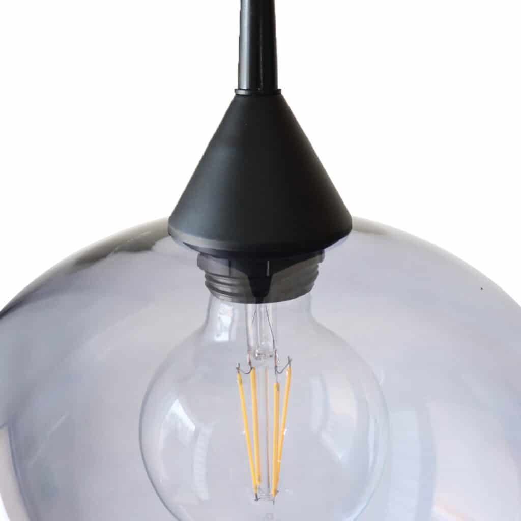 Lámpara colgante moderna con bombilla Edison de estilo industrial y acabado negro.