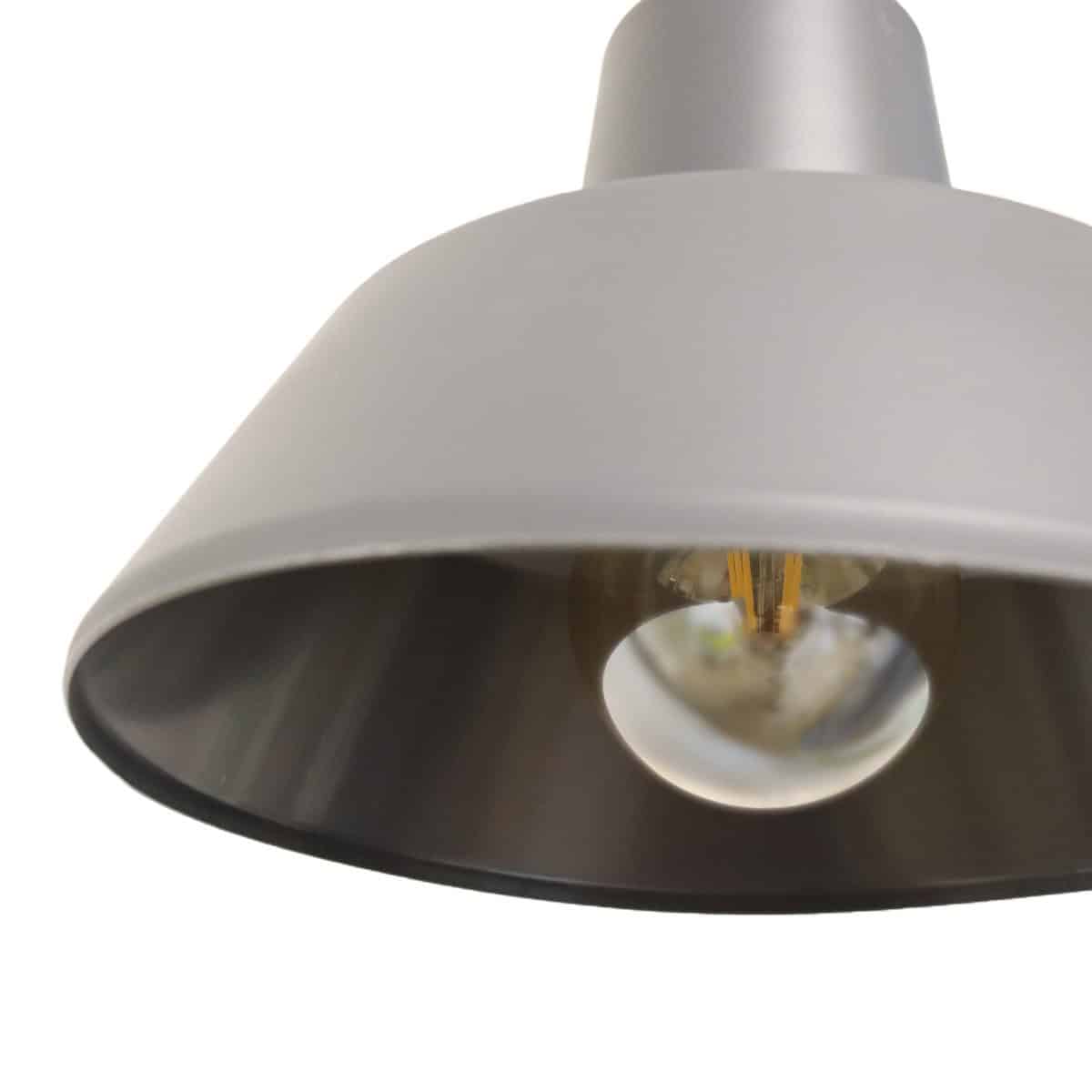 Lámpara de exterior moderna de estilo industrial, perfecta para iluminar entradas y jardines.