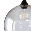 Lámpara colgante moderna con bombilla visible y pantalla de vidrio transparente.