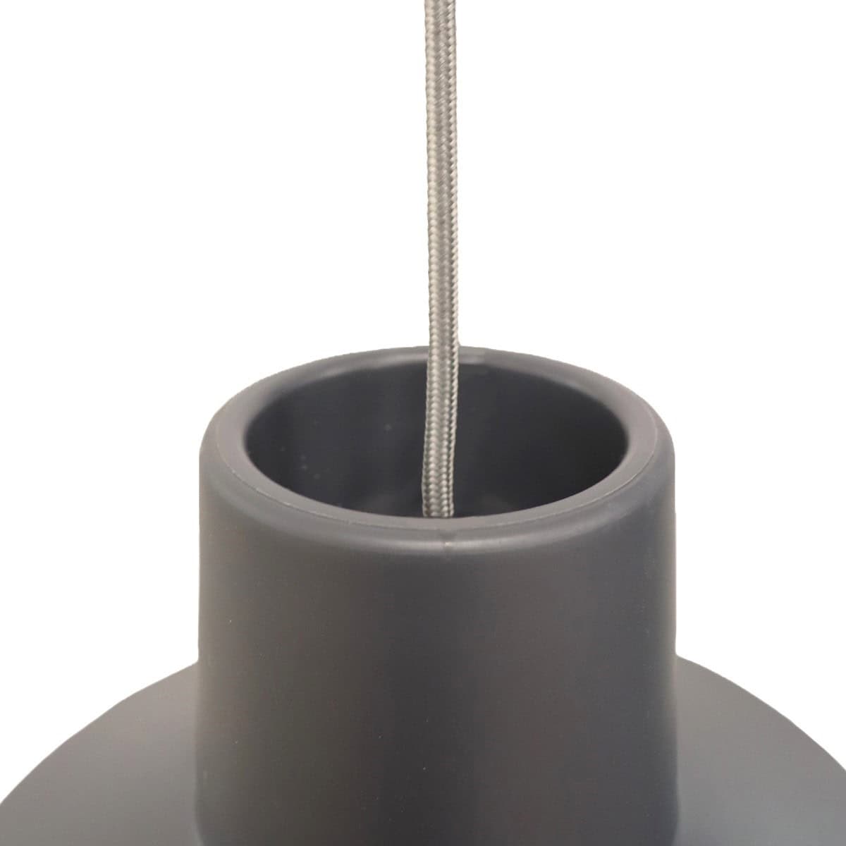 Antena de ducha moderna en color gris para instalaciones de baño.