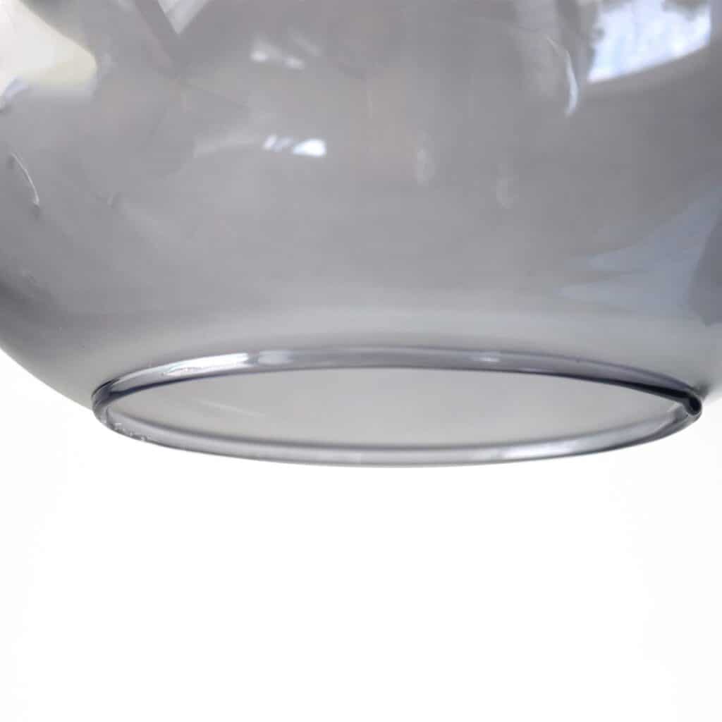 Puerta de baño moderna en color gris con acabado de alta calidad.