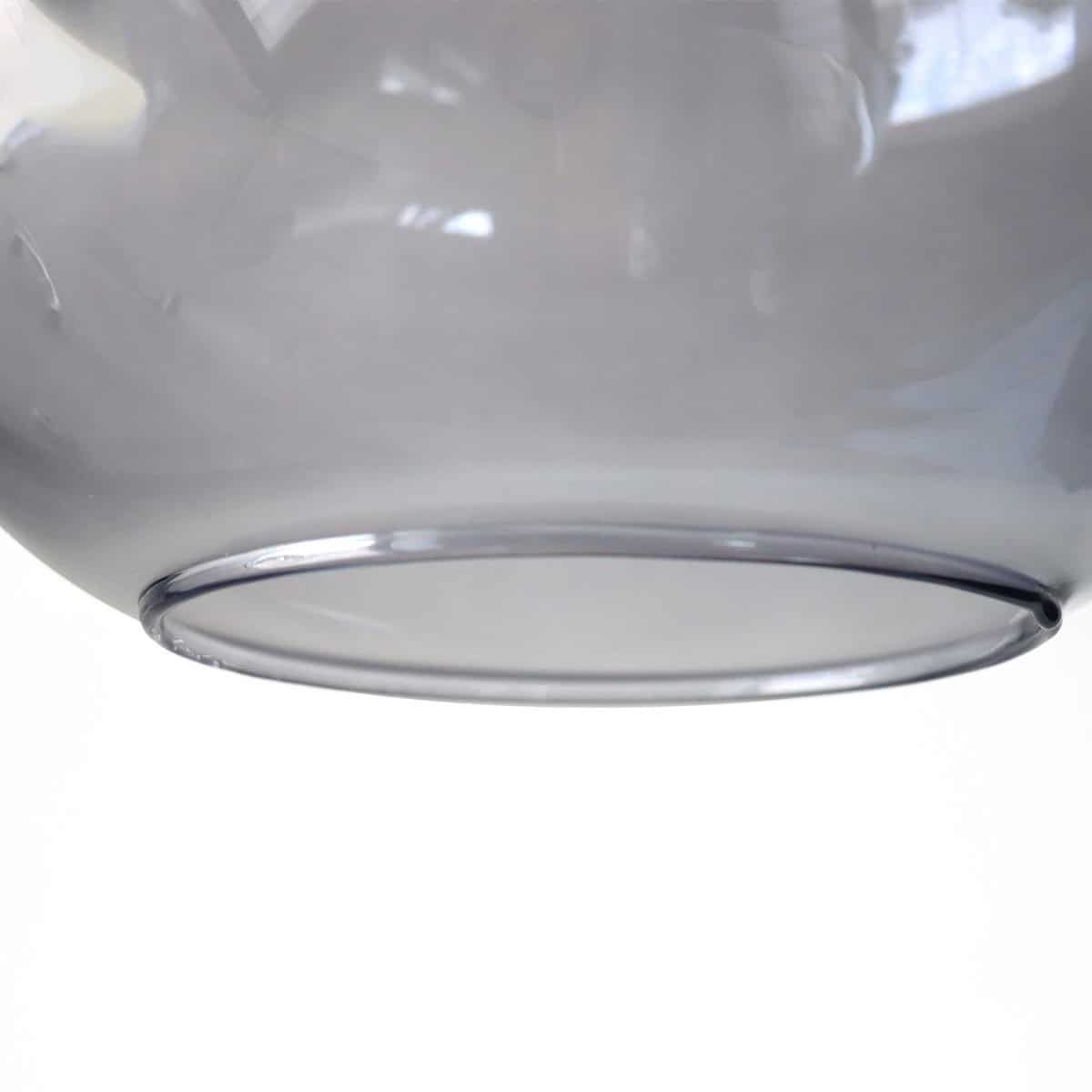 Puerta de baño moderna en color gris con acabado de alta calidad.