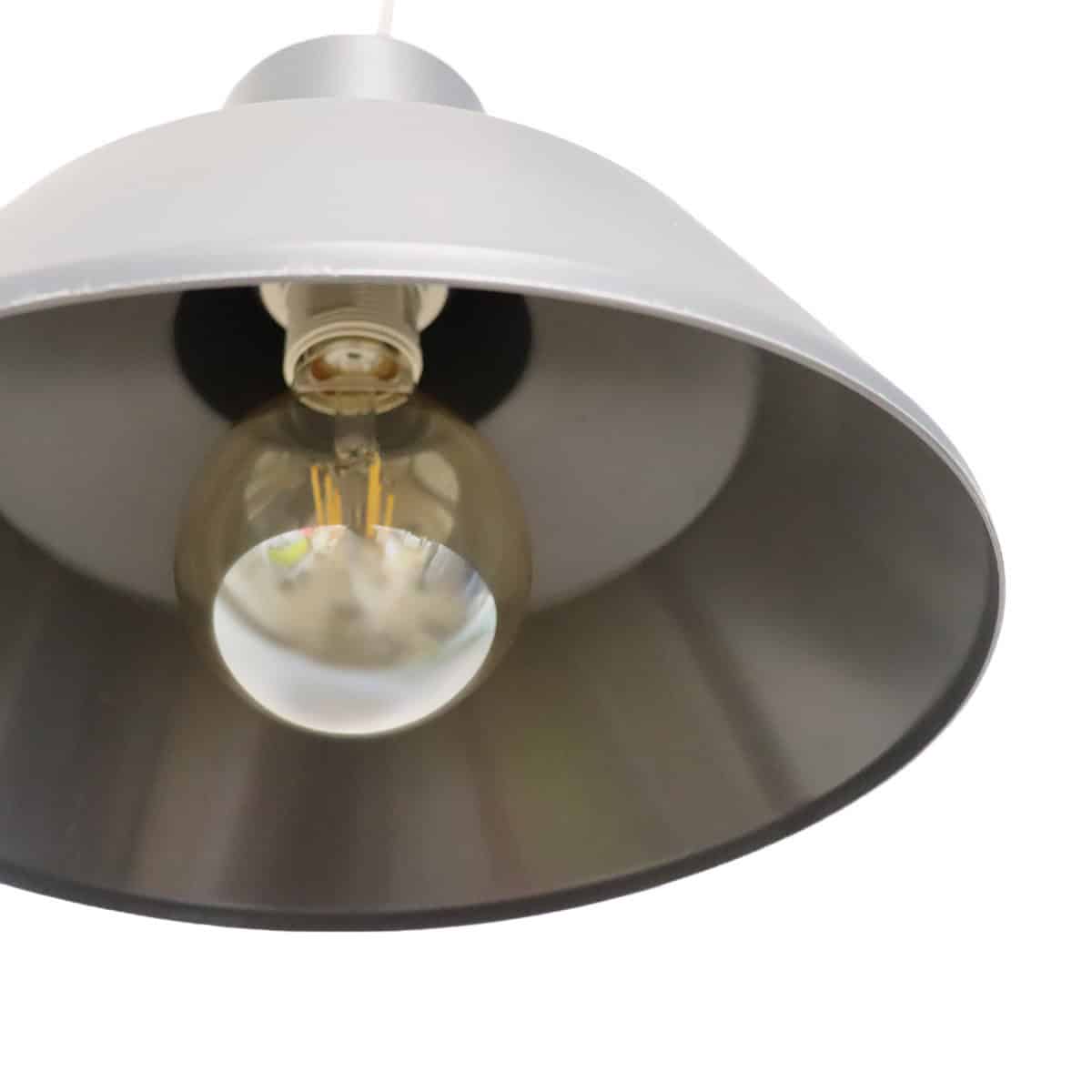 Lámpara industrial con pantalla metálica para exteriores e interiores.