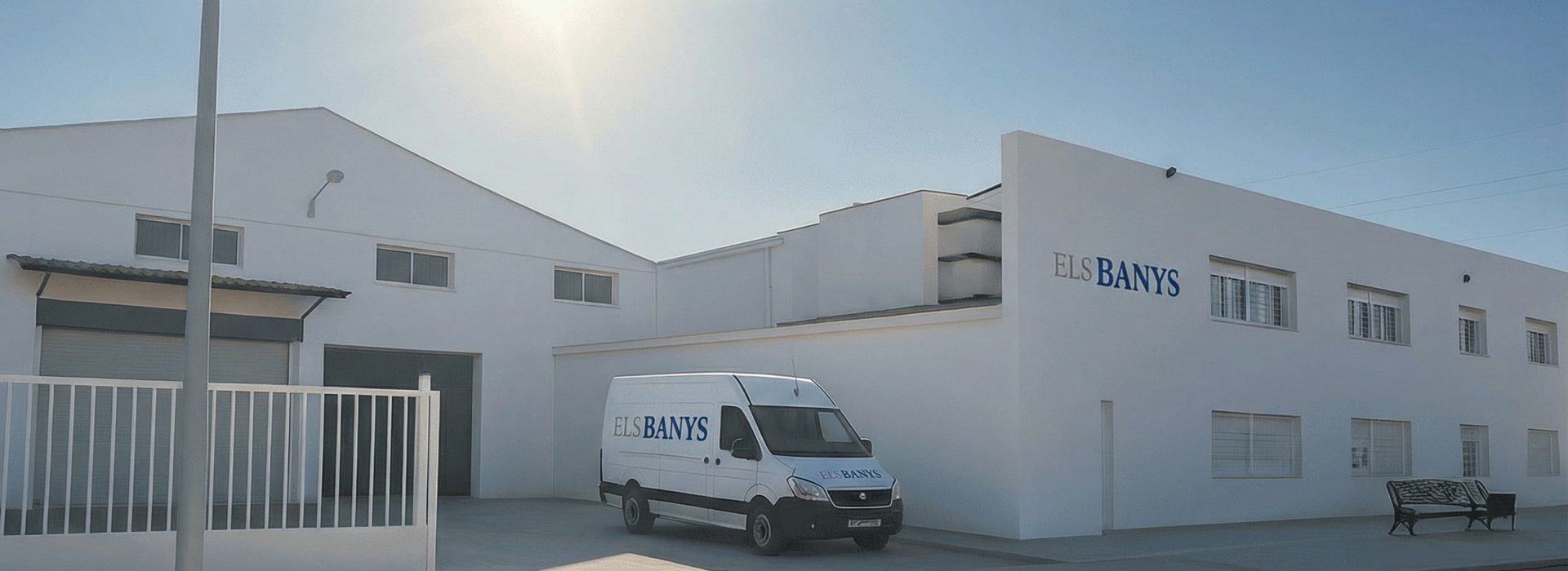 gemini-image-2_quita_el_logo_de_la_furgoneta_y_el_de_la_fachada_y_pon_este-0